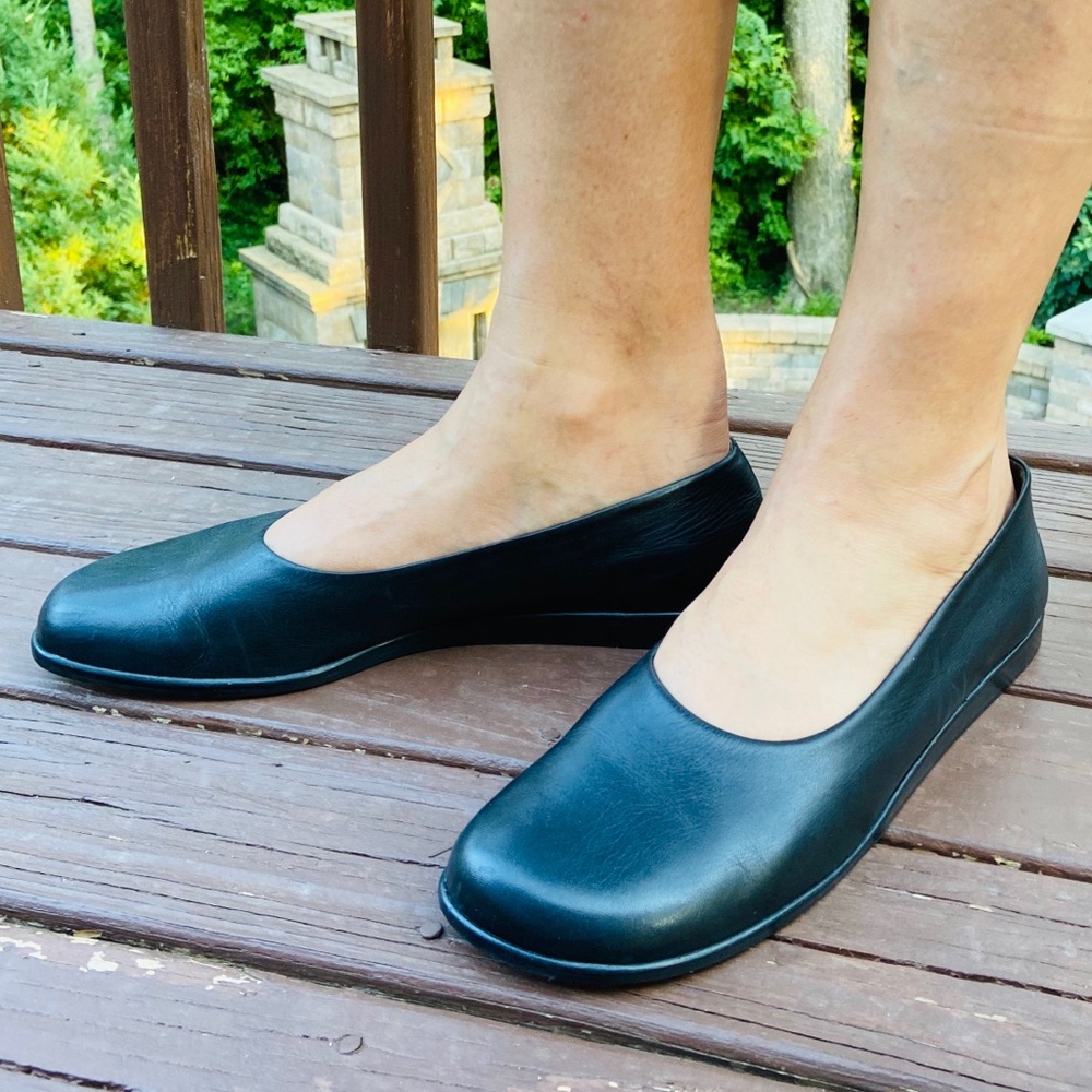 UNISA Black Leather Flats Sandals Size 10